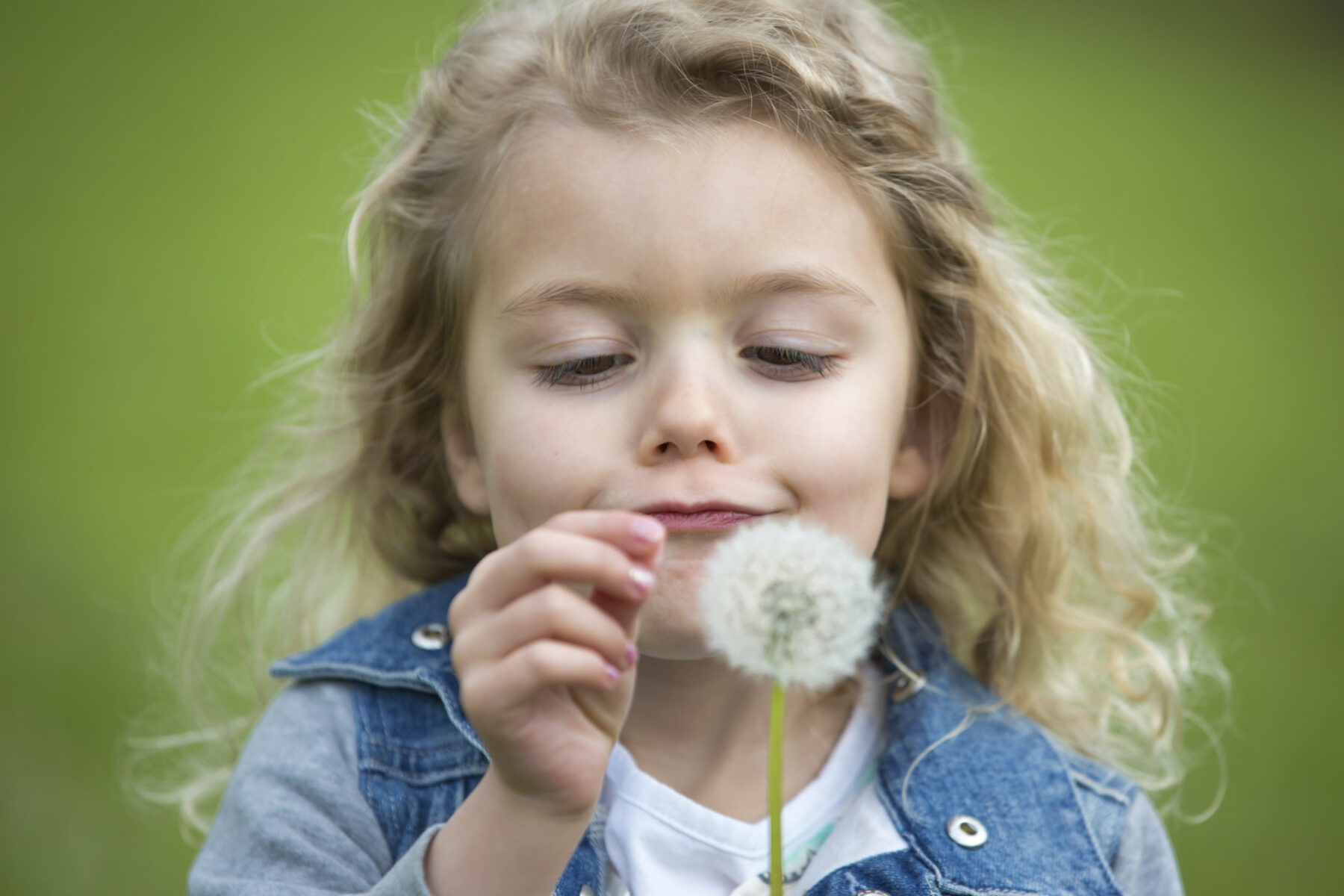 Mädchen mit Pusteblume