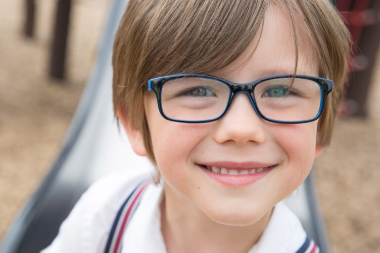 Junge auf der Rutsche